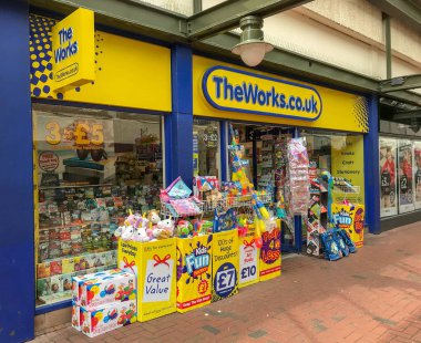 Merthyr Tydfil, Galler - Ağustos 2018: Merthyr Tydfil şehir merkezindeki The Works indirim kitapçısının şubesinin dış cephesi