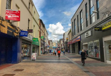 Merthyr Tydfil, Galler - Ağustos 2018: Güney Galler'in Merthyr Tydfil kasabasındaki High Street