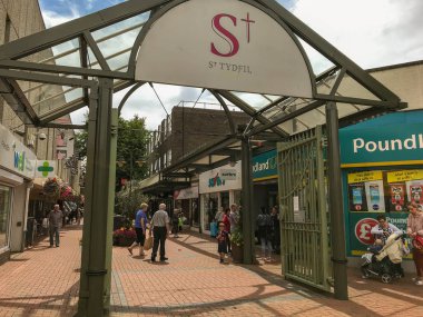 Merthyr Tydfil - Ağustos 2018: Güney Galler'in Merthyr Tydfil kasabasındaki St Tydfils alışveriş merkezine giriş. 