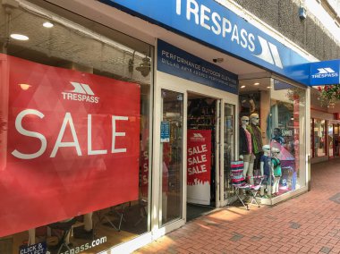 Merthyr Tydfil - Ağustos 2018: Güney Galler'in Merthyr Tydfil kasabasındaki Trespass şubesinin dış cephesi. 