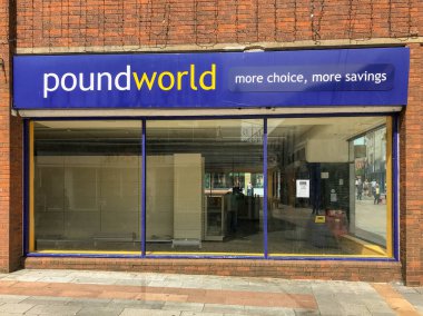 Merthyr Tydfil, Galler - Ağustos 2018: Merthyr Tydfil'deki Poundland indirim mağazaları zincirinin daha önce işgal ettiği boş dükkan. 