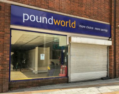 Merthyr Tydfil, Galler - Ağustos 2018: Merthyr Tydfil'deki Poundland indirim mağazaları zincirinin daha önce işgal ettiği boş dükkan. 
