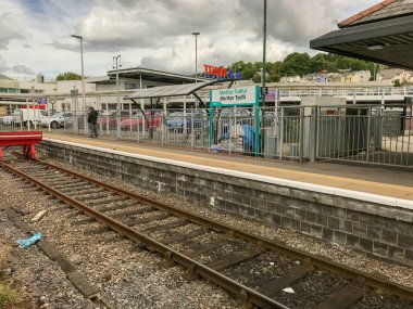 Merthyr Tydfil, Galler - Ağustos 2018: Güney Galler vadilerinde Merthyr Tydfil Tren İstasyonu. Tek platform istasyonu Cardiff Valley Lines banliyö yollarından biri bir terminus.