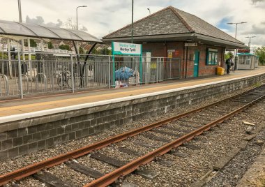 Merthyr Tydfil, Galler - Ağustos 2018: Güney Galler vadilerinde Merthyr Tydfil Tren İstasyonu. Tek platform istasyonu Cardiff Valley Lines banliyö yollarından biri bir terminus.