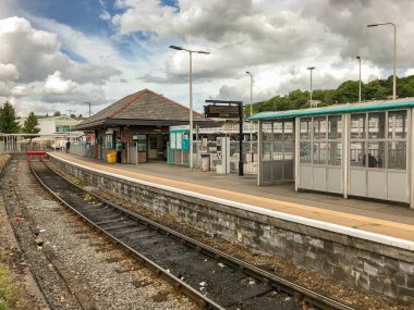Merthyr Tydfil, Galler - Ağustos 2018: Güney Galler vadilerinde Merthyr Tydfil Tren İstasyonu. Tek platform istasyonu Cardiff Valley Lines banliyö yollarından biri bir terminus.