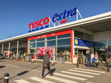 Pontypridd, Galler - Ekim 2018: Pontypridd yakınlarındaki üst teknede Tesco Superstore'un dış görünümü.