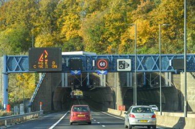 NEWPORT, WALES - Kasım 2018: Newport 'taki M4 otobanındaki Brynglas Tünelleri' ne giren araçlar.