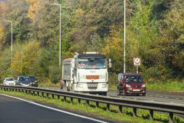 Pontypridd, Galler - Kasım 2018: Pontypridd yakınlarındaki A470 çift vagonda trafik.