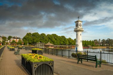 Cardiff, Galler - Ağustos 2018: Cardiff, Galler'deki Roath Park Gölü'ndeki Scott anıtının manzara görünümü. Anıt, Güney Kutbu'na yaptığı seferde Cardiff limanından ayrılan Yüzbaşı Scoot için.. 