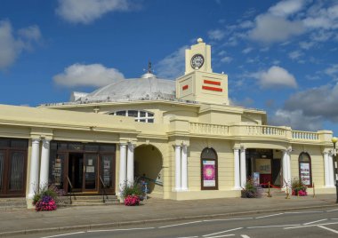 Porthcawl, Galler - Ağustos 2018: Porthcawl Pavyonu, korunmuş ve hala açık olan geleneksel bir tiyatro. Bu şehrin deniz kıyısında yer almaktadır.