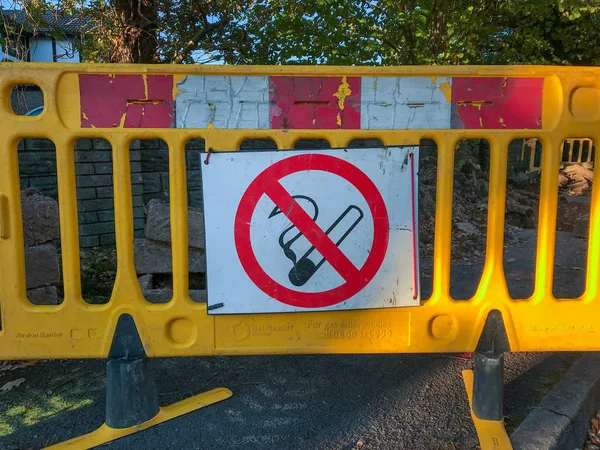 Pontypridd Walia Październik 2018 Bliska Żółta Bariera Bezpieczeństwa Zakaz Palenia — Zdjęcie stockowe