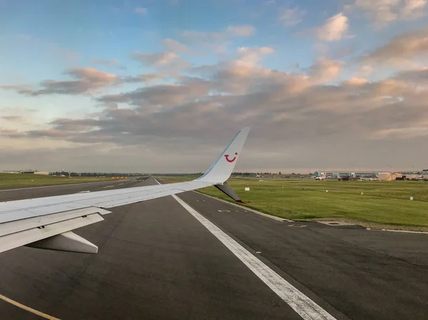 Birmingham England September 2018 Wing Tui Holiday Jet Turns Runway — Stock Photo, Image
