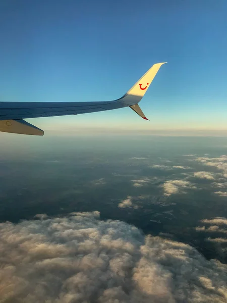在伯明翰到维罗纳的途中 2018 在清晨的巡航高度 Tui 假日喷气式飞机的翼 — 图库照片