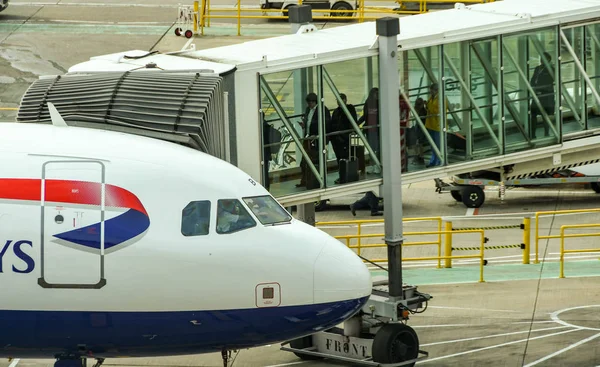 Passageiros em fila para embarcar em uma aeronave — Fotografia de Stock