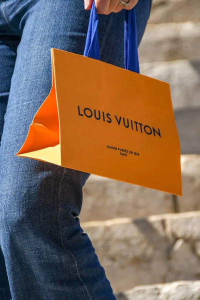 Cannes France April 2019 Person Die Eine Louis Vuitton Tasche — Stockfoto
