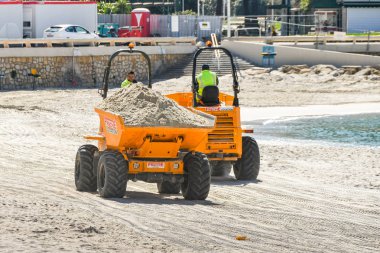 Cannes, Fransa - Nisan 2019: Cannes'da kum taşıyan çöp kamyonları ilkbahar ve yaz tatili sezonuna hazır,