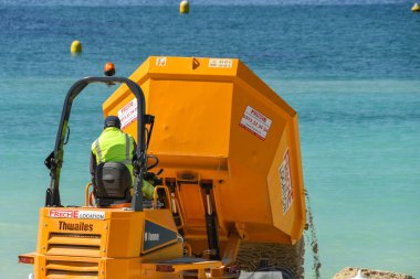 Cannes, Fransa - Nisan 2019: Cannes sahilinde yeni kum devrilme çöp kamyonu ilkbahar ve yaz tatili sezonuna hazır,