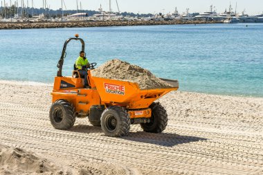 Cannes, Fransa - Nisan 2019: Cannes'da plajboyunca kum taşıyan damperli kamyon ilkbahar ve yaz tatili sezonuna hazır,