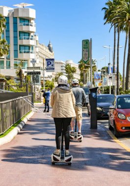 Cannes'da Segway'e binen kişi