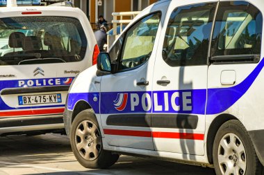 Cannes, Fransa - Nisan 2019: Cannes'da polis karakolunun önünde park etmiş polis arabaları