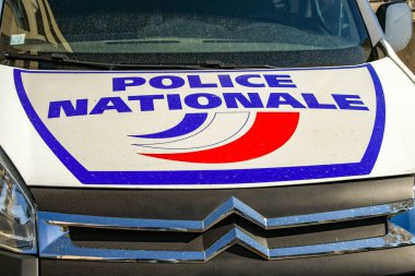Cannes, Fransa - Nisan 2019: Cannes'da polis karakolunun önünde park etmiş bir polis devriye arabasının kaputundaki işaretler