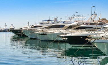 Cannes limanında şık süper yatlar sırası