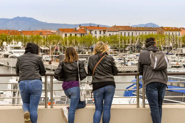 Cannes Frankrike April 2019 Människor Tittar Över Hamnen San Raphael — Stockfoto