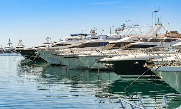 Rangée de superyachts élégants dans le port de Cannes — Photo