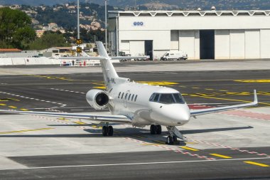 Nice, Fransa - Nisan 2019: Hawker 900xp özel executive jet Fransa'nın güneyindeki Nice Havaalanı'nda yerde.