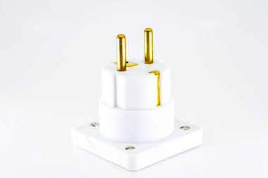 Düz beyaz bir arka plan aleyhine izole Avrupa ülkeleri için bir şebeke güç seyahat adaptör fiş yakından görünümü.