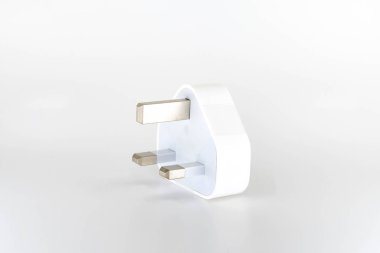 Düz beyaz bir arka plan aleyhine izole İngiltere için şebeke gücü için bir Usb seyahat adaptör fiş yakından görünümü.