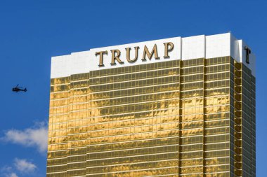 Las Vegas, Nv, ABD - Şubat 2019: Las Vegas'taki Trump Hotel and Resort'un mavi gökyüzüne yakın görünümü. Bir helikopter binanın yanından geçiyor..