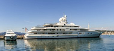 Cannes, Fransa - Nisan 2019: Cannes'daki Port Pierre Canto limanında yer alan süper yat Montkaj'ın panoramik manzarası.