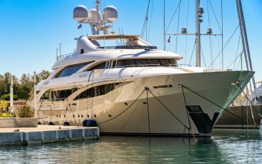 Cannes, Fransa - Nisan 2019: Süper yat Kolaha, Cannes'daki Port Pierre Canto limanında demirledi. Şeyh Halid bin Ahmed Al-Cuffali'ye ait..