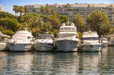 Süper yatlar Cannes'da bir limanda demirledi,