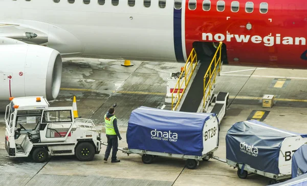 英国伦敦盖特威克机场 2019 伦敦盖特威克机场经过一次飞行后 行李卡车和传送带位于挪威波音 737 的敞开舱门上 — 图库照片