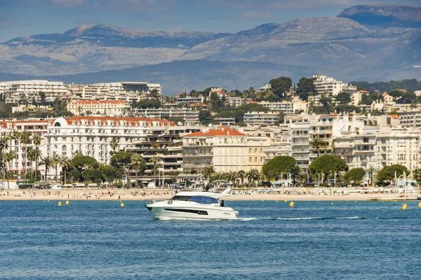 Cannes Francia Abril 2019 Yate Lujo Cannes Con Playa Edificios — Foto de Stock