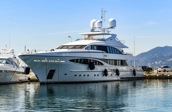 Cannes, Fransa - Nisan 2019: Süper yat Yalla, Cannes'daki Port Pierre Canto limanında demirledi. Naguib Sawiris'e ait..