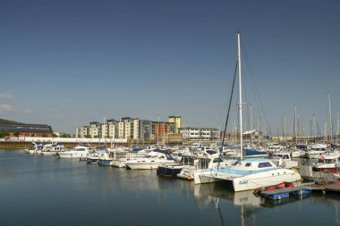 Swansea, Galler - Temmuz 2018: Swansea marinasında tekne ve yatların geniş açılı görünümü