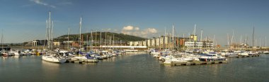 Swansea, Galler - Temmuz 2018: Swansea marinasında ki teknelerin panoramik görünümü