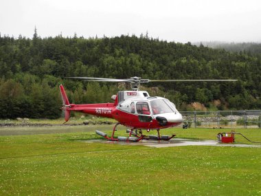 Skagway, Alaska - Spetember 2012: Gezi helikopteri düşük bulutlu bir günde Skagway yerde temsco tarafından işletilen.