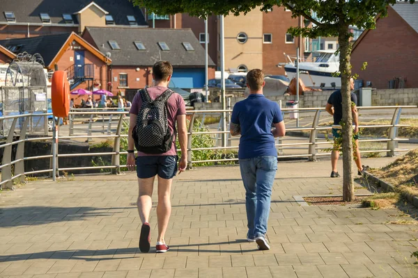 Swansea Wales Juillet 2018 Deux Personnes Marchant Près Marina Swansea — Photo