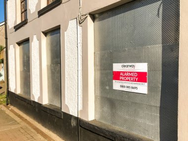 Pontypridd, Galler - Nisan 2019: Pontypridd yakınlarındaki Admiral Taverns'a ait olan ve kapatılan kamu evi. Pencereler vandalizmi önlemek için çelik metal plakalar ile güvence altına alınmıştır.