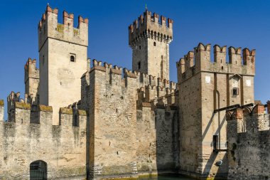 Sirmione, Garda Gölü, İtalya - Eylül 2018: Garda Gölü'ndeki sirmione gölü kasabasındaki Scaliger Kalesi. Gölün kenarında bir ortaçağ kalesi..