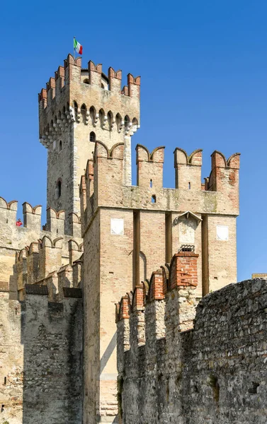 Sirmione Lago Garda Italia Settembre 2018 Castello Scaligero Nella Cittadina — Foto Stock