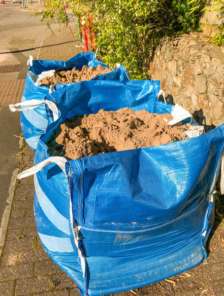 ПОНТИПРД, СТРАНЫ - МАЙ 2019: Большие мешки песка доставлены для строительных работ
