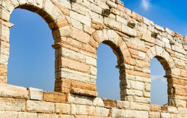 Verona, İtalya - Eylül 2018: Şehir merkezinde tarihi bir Roma amfitiyatrosu olan Verona Arena'nın duvarları ve pencere kemerleri.