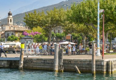 Torri Del Benaco, Garda Gölü, İtalya - Eylül 2018: Garda Gölü'ndeki Torri del Benaco'ya feribotla varmayı bekleyenler.