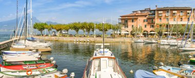 Torri Del Benaco, Garda Gölü, İtalya - Eylül 2018: Garda Gölü'ndeki Torri del Benaco kasabasındaki limanda yelkenli teknelerin panoramik görünümü.