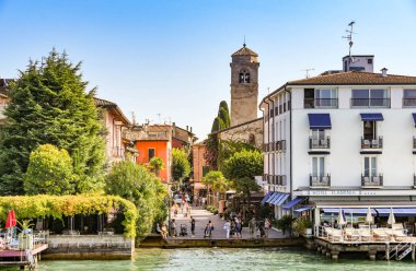 Sirmione, Garda Gölü, İtalya - Eylül 2018: Garda Gölü üzerindeki Sirmione'de lakeside binaları ve Hotel Flaminia göl kenarında